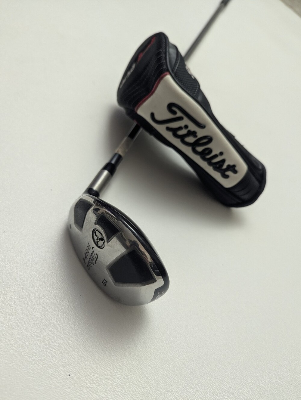 Titleist 19 Degree 909H Hybrid Golf Club Regular Flex